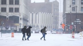 Los residentes de Detroit desafían las temperaturas gélidas y las fuertes ráfagas de viento.