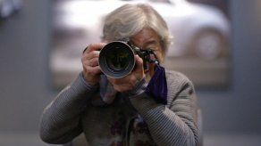 Una anciana japonesa cautiva a las redes sociales con selfis disparatados