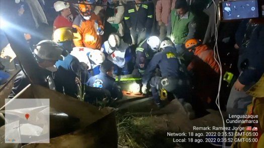 Rescatan a nueve personas atrapadas por derrumbe de una mina en Colombia