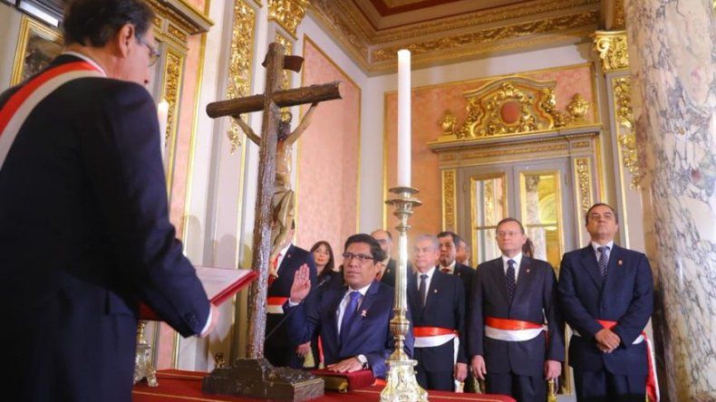 Presidente de Perú toma juramento al nuevo ministro de Justicia tras escándalo de audios