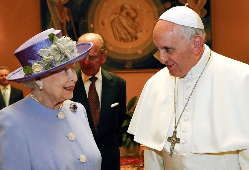 La reina Isabel II y el papa Francisco.