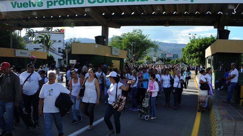 Colombia confirma permitirá entrada domingo a venezolanos a comprar víveres
