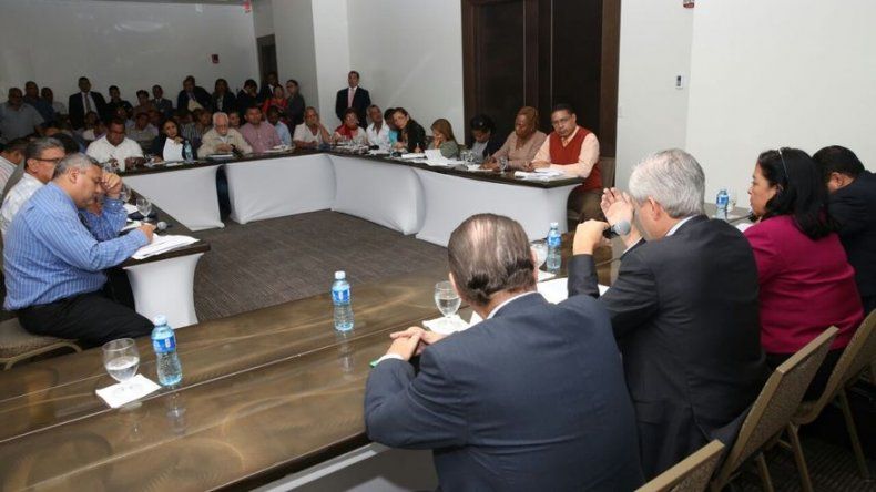 Gobierno llama a gremios docentes a retomar diálogo este lunes