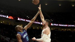 McCollum ayuda a Trail Blazers a apalear a Hornets