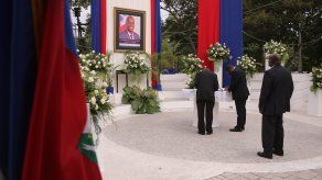 Un grupo de personas en una ceremonia en honor al asesinado presidente del Gobierno haitiano, Jovenel Moise.