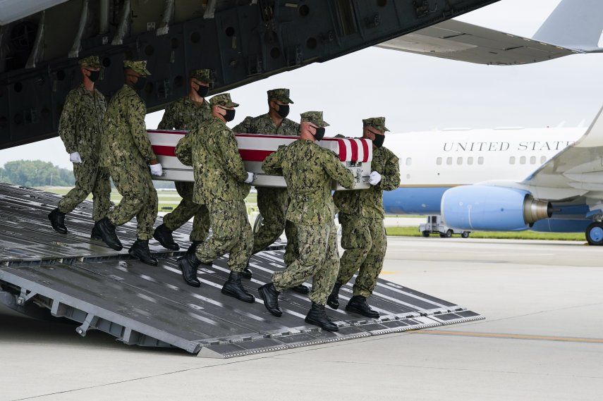 Biden rinde homenaje a 13 soldados muertos en Kabul