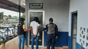 Policía Nacional junto al taxista aprehendido Policía Nacional junto al taxista aprehendido