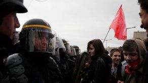 Médicos y alumnos se unen a protesta por reformas de Macron
