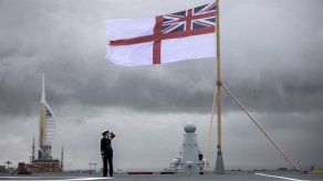 Isabel II recibe al nuevo portaaviones británico que lleva su nombre