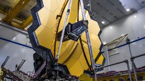 &nbsp;el JWST debe explorar con una precisión inigualable todas las fases del cosmos, hasta las primeras edades del Universo y la formación de las primeras galaxias.