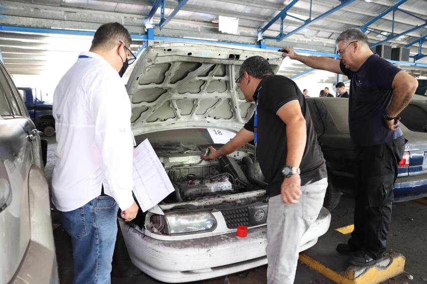 MEF descarta 52 vehículos en desuso