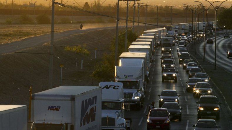 Caos en frontera de EEUU con México crea esperas de horas