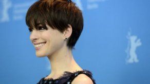 Desfile de estrellas bajo la lluvia y el frío para los Bafta