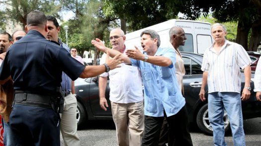 Cubanos protestan en Miami ante el consulado de Panamá