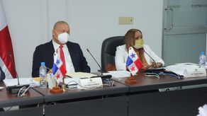 Benicio Robinson y Cenobia Vargas, presidente y secretaria de la Comisión de Presupuesto de la AN.