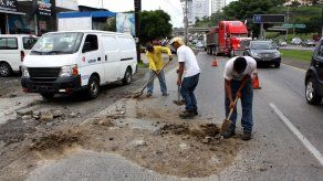 Trabajos de parcheo en algunos puntos de la Tumba Muerto