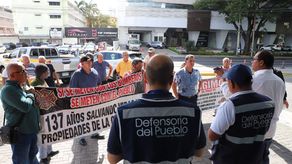 Defensoría atiende a bomberos jubilados que exigen pago de prima de antigüedad