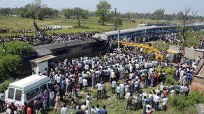 Mueren 26 personas al descarrilar un tren en India
