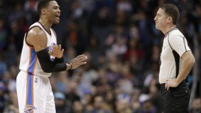 Castigan a Westbrook por golpear a un árbitro con un balón