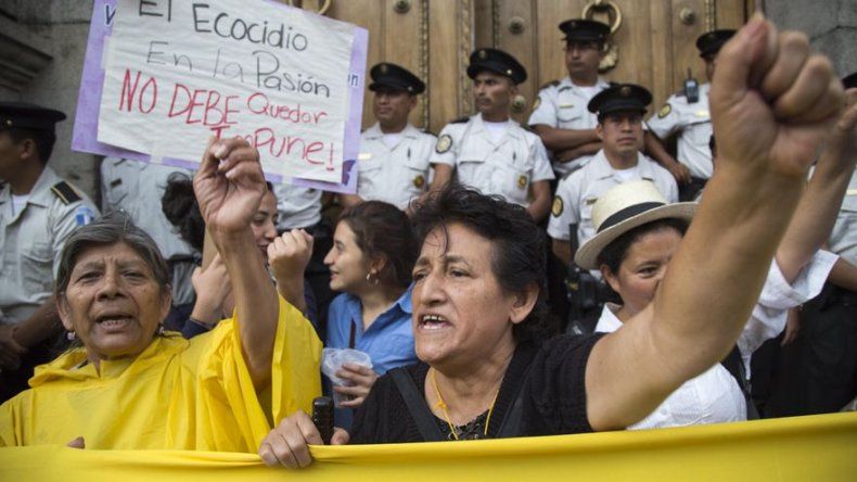Amenazas cruzadas por denuncias a Pérez Molina