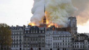 Alcaldesa de París lamenta un terrible incendio en la catedral Notre Dame
