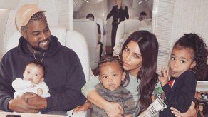 Kim Kardashian y Kanye West junto a sus hijos.