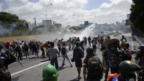 Manifestantes y militares se enfrentan durante nueva marcha contra Maduro