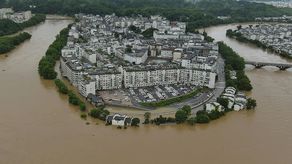 Inundaciones destruyen inmuebles y caminos en China
