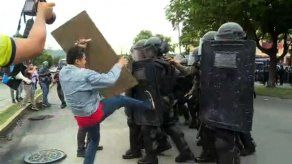 Universitarios se enfrentan a unidades antidisturbio en protesta contra el Decreto 130