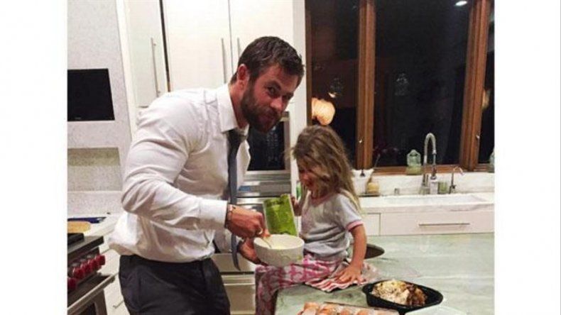 Elsa Pataky muestra de refilón la carita de su hija India  en Instagram