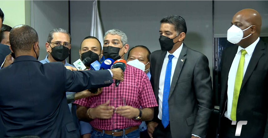 Las autoridades y los trabajadores de la AAUD se reunieron este martes.