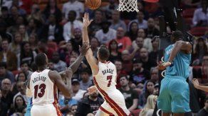 Heat permanece invicto en casa al dominar a Hornets 117-100