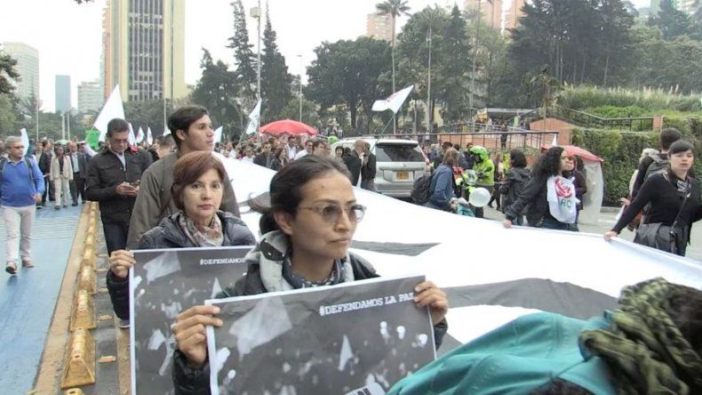 Miles de colombianos salen a las calles a defender la paz y justicia especial