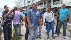 Trabajadores de Techos de Esperanza protestan frente al Mitradel Trabajadores de Techos de Esperanza protestan frente al Mitradel
