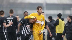 Futbolista brasileño llora tras cánticos racistas en Serbia