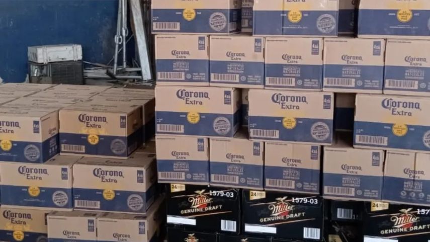 Inspectores de Aduanas retienen caja de cervezas en Colón.