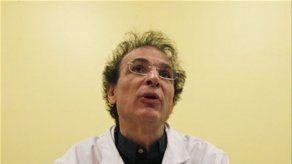 Francia podría retirar implantes de mama a miles de francesas