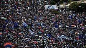 Miles de griegos se manifiestan por sí en referéndum y permanencia en euro