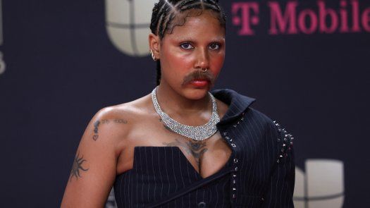 Dominicana Tokischa sorprende en Premio Lo Nuestro al aparecer con bigote