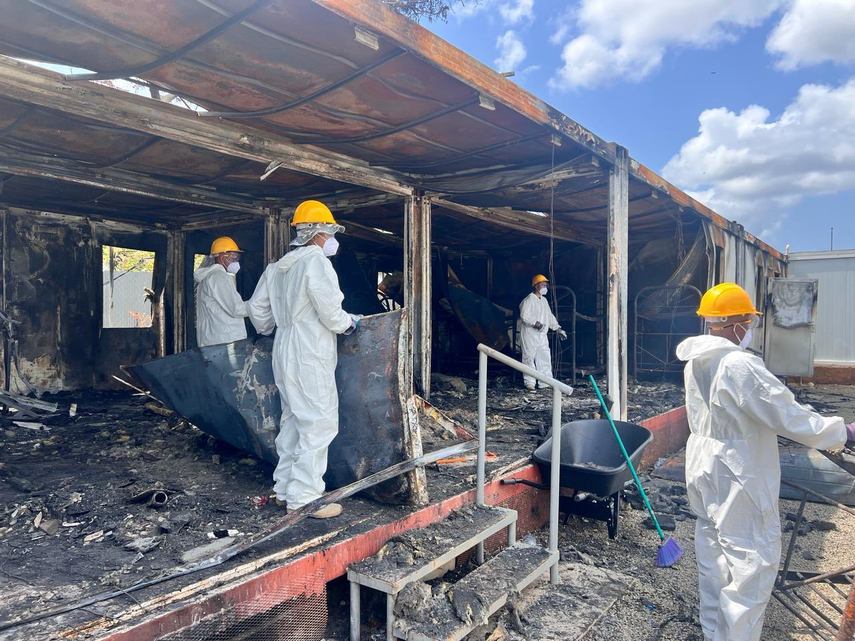 Estación temporal incendieda por migrantes es reconstruída.
