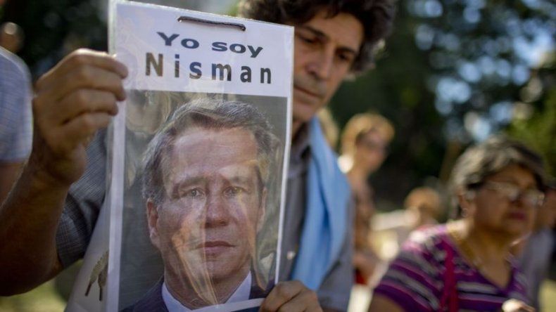 Encienden velas a un año de misteriosa muerte del exfiscal Nisman en Argentina