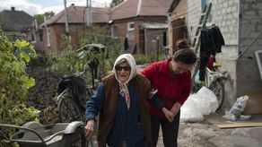 Raisa Smielkova, al depender de sus pensiones para sobrevivir, ella y su esposo no pueden permitirse irse a un sitio más seguro en otra parte del país, contó.