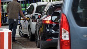 Precios de combustibles aumentarán 1 centésimo por litro a partir del viernes Precios de combustibles aumentarán 1 centésimo por litro a partir del viernes