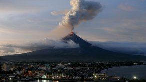 Proponen desalojo permanente alrededor de volcán filipino