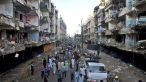 Paquistaníes de luto por coche bomba que mató a 45