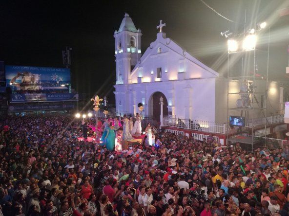 Paseo nocturno del Domingo de Carnaval en Las Tablas