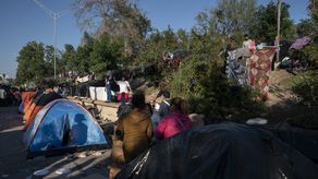 En el campamento de Matamoros cientos de personas, sobre todo venezolanos y haitianos, buscaban ansiosos en los celulares ingresar sus datos a la app.