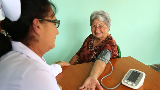 Sancionan ley que ofrece servicios gratuitos de salud a adultos mayores.
