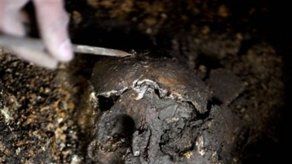 Forenses exhuman víctimas de guerra en destacamento de Guatemala