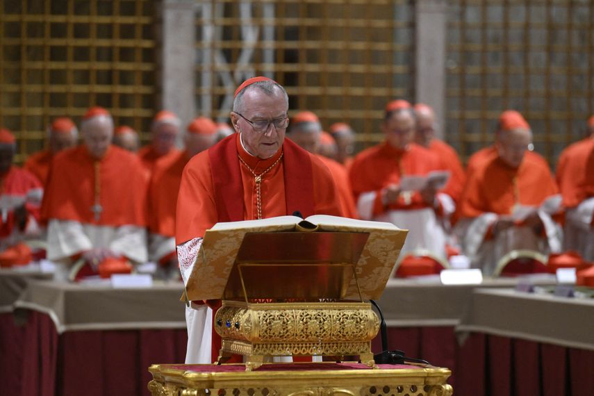 Cardenal Pietro Parolin durante el inicio del cónclave para elegir al nuevo papa.